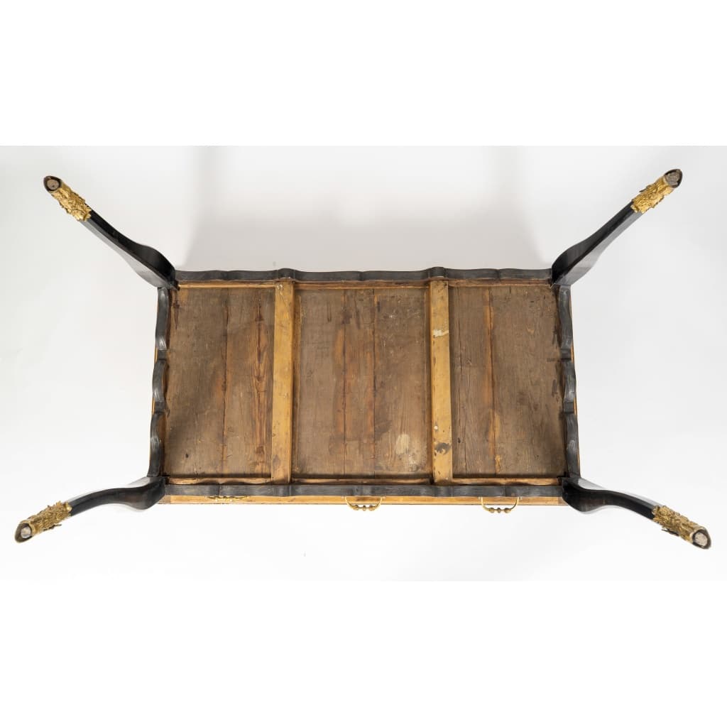 Bureau plat laqué noir à décor de filet en laiton doré d’époque Régence vers 1715-1723 14 Bureau plat laqué noir à décor de filet en laiton doré d’époque Régence vers 1715-1723 14