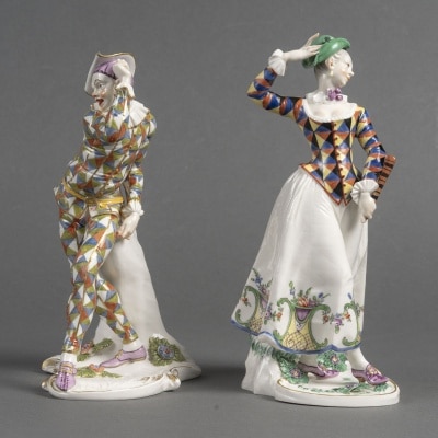 Paire d’Arlequins en porcelaine de Nymphenburg, époque XIXème.