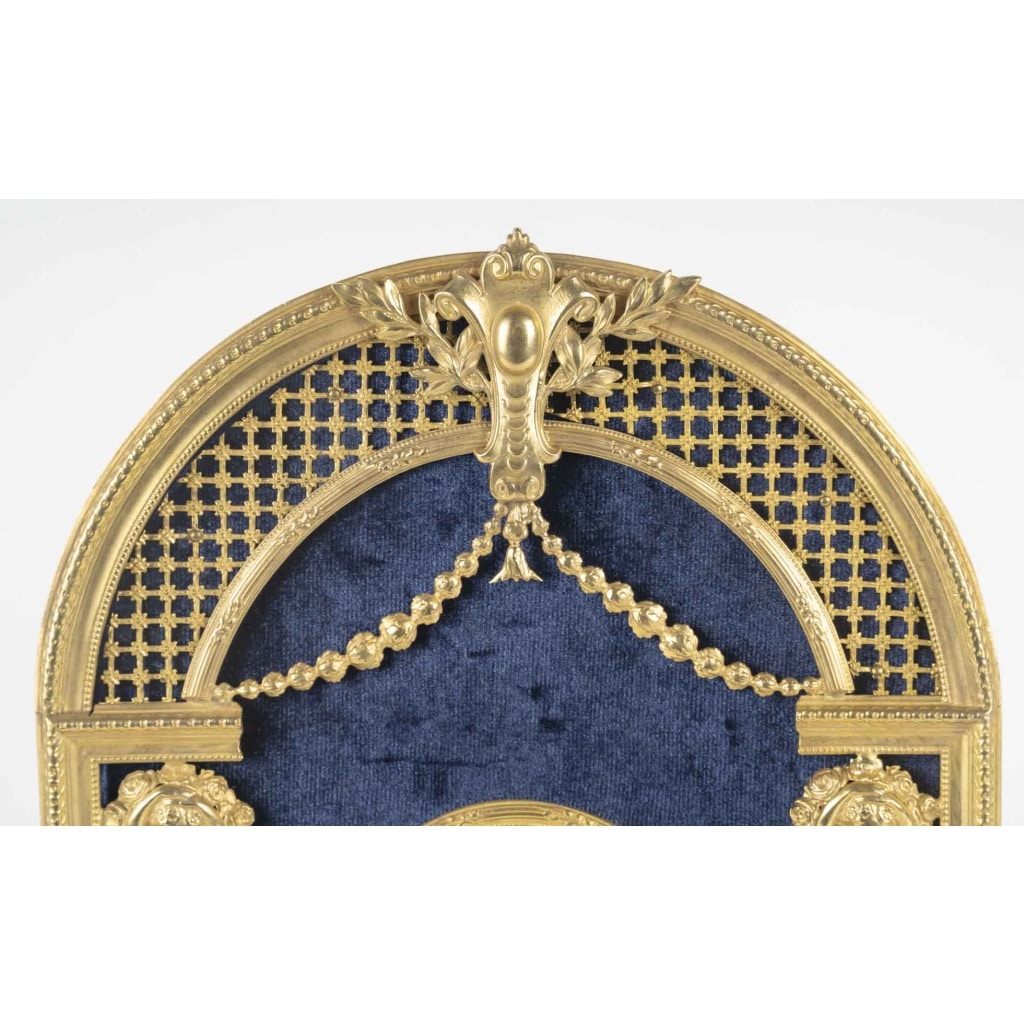 Un cadre en bronze doré de style Napoléon III, fin XIXème siècle 9