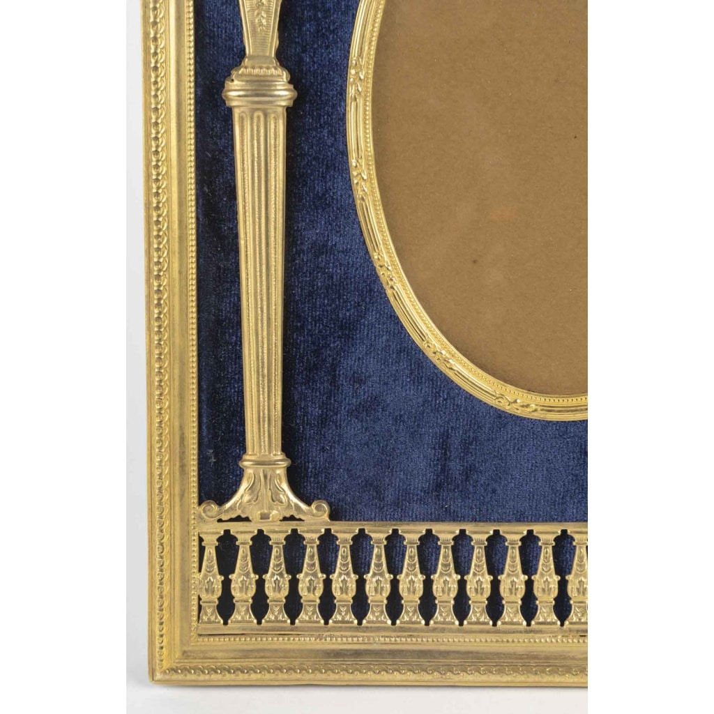 Un cadre en bronze doré de style Napoléon III, fin XIXème siècle 7