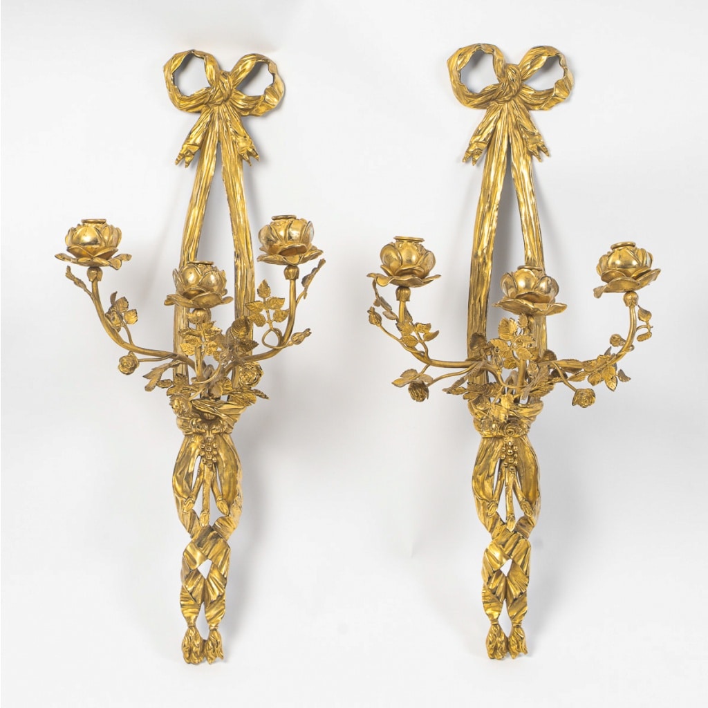 Paire de grandes appliques de style Louis XVI en bronze doré, vers 1850 2 Paire de grandes appliques de style Louis XVI en bronze doré, vers 1850 2
