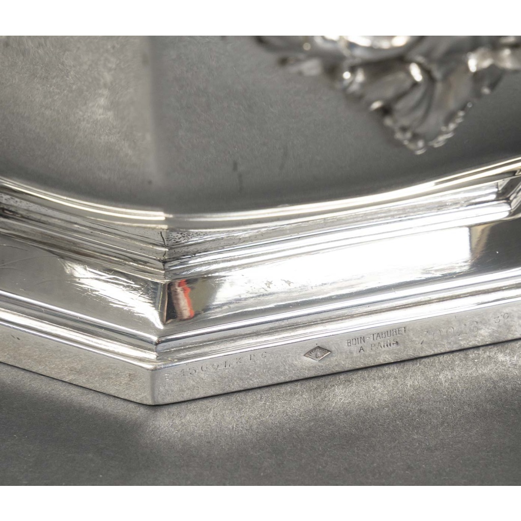 ORFEVRE BOIN TABURET – Terrine couverte et son présentoir en argent massif XIXe 18