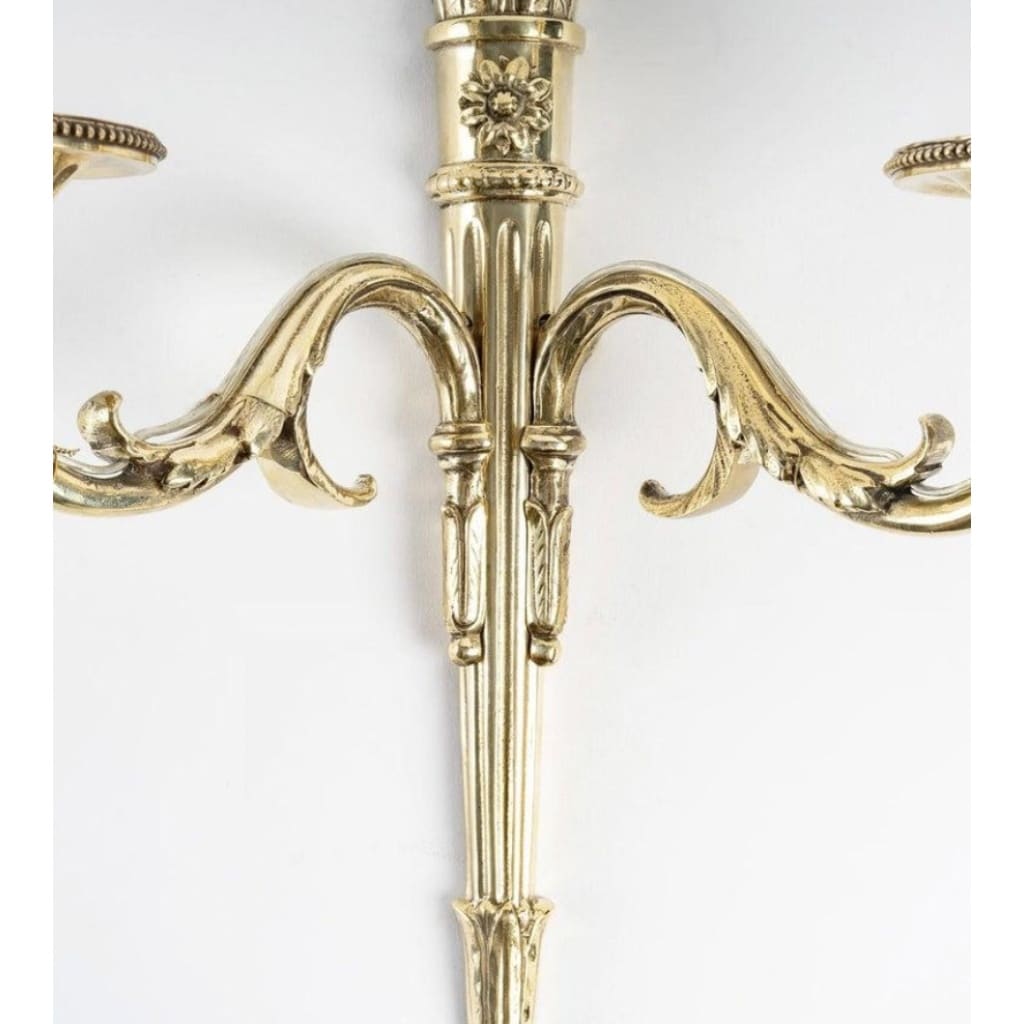 1950 Paire d&rsquo;appliques néoclassiques en bronze de la maison Lucien Gau 5