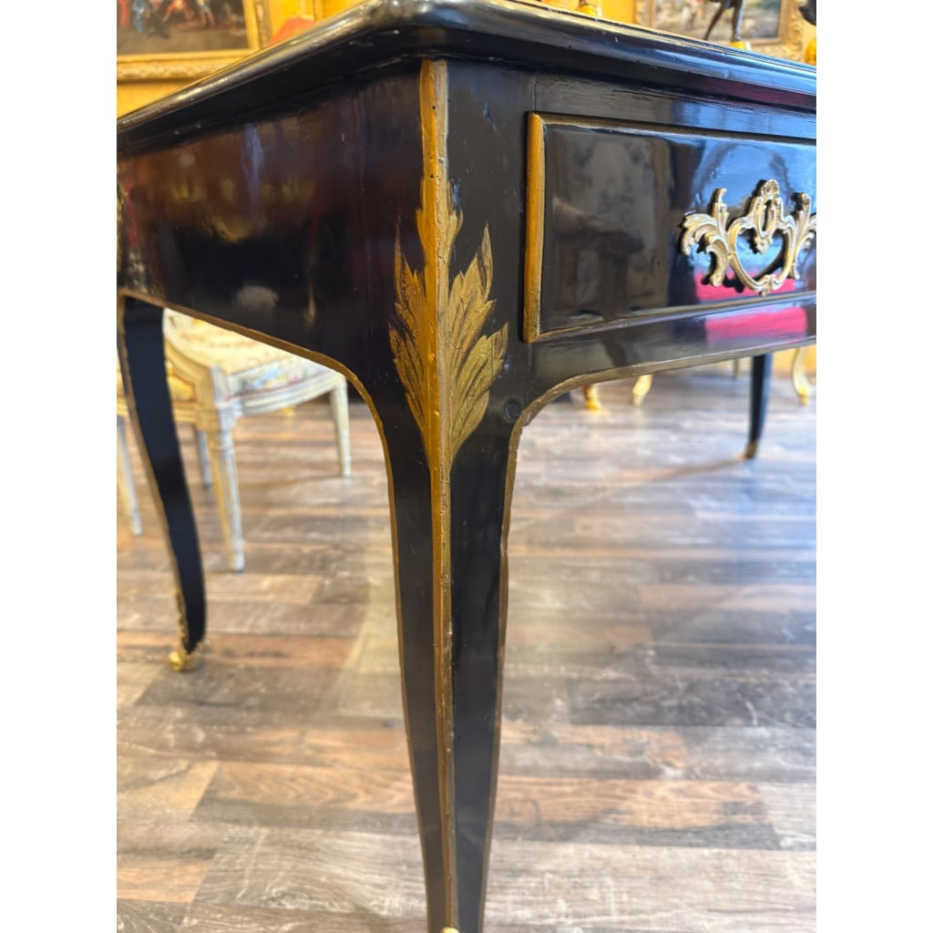 Bureau plat laqué noir d’époque Louis XV vers 1740-1750 3