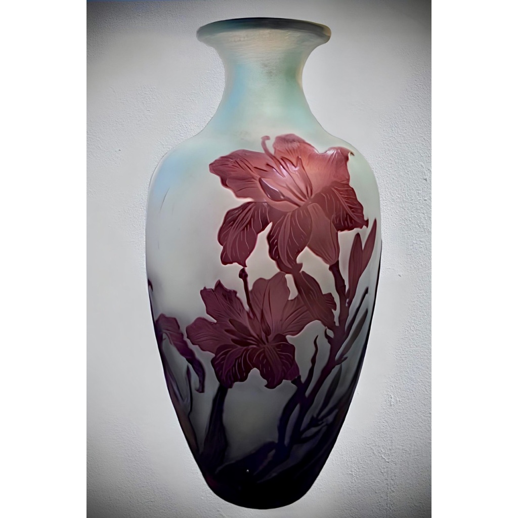 EMILE GALLÉ VASE A DÉCOR DE LYS