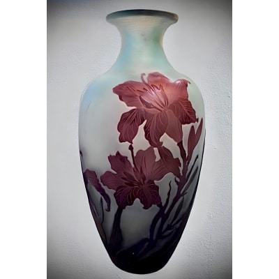 EMILE GALLÉ VASE A DÉCOR DE LYS