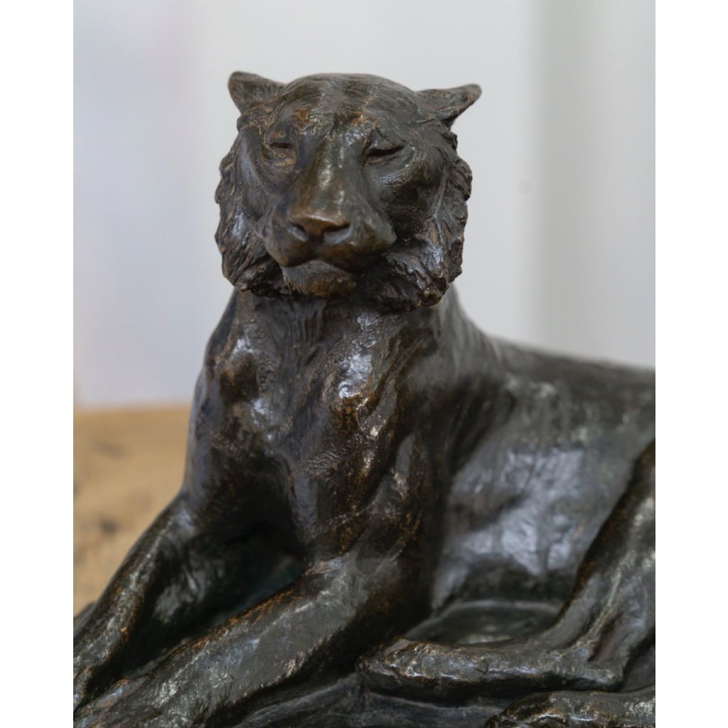 Sculpture – Le Tigre Couché , François Auguste Hippolyte Peyrol (1856-1929) – Bronze 3 Sculpture – Le Tigre Couché , François Auguste Hippolyte Peyrol (1856-1929) – Bronze 3