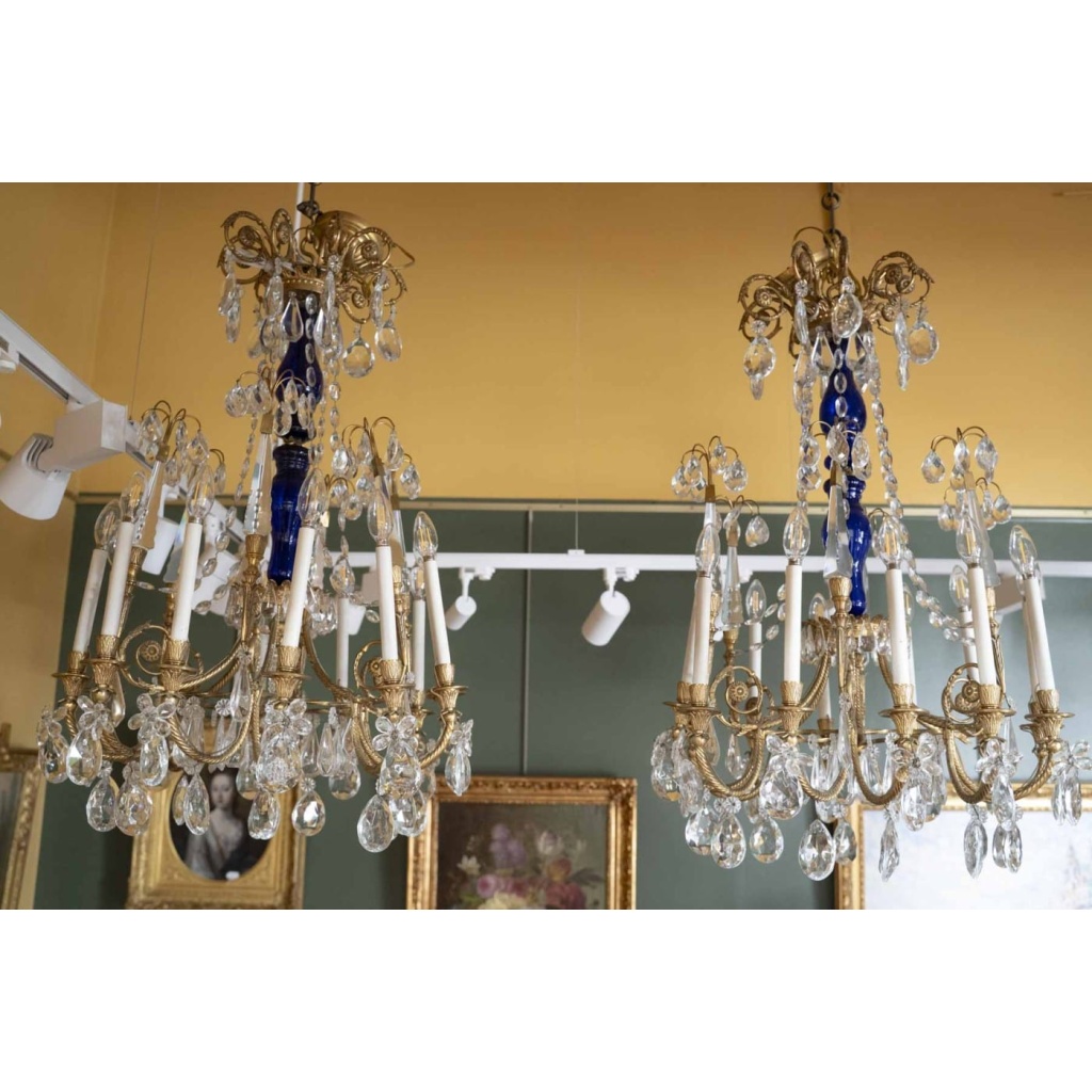 De style Louis XVI Paire de lustres en cristal et bronze 7