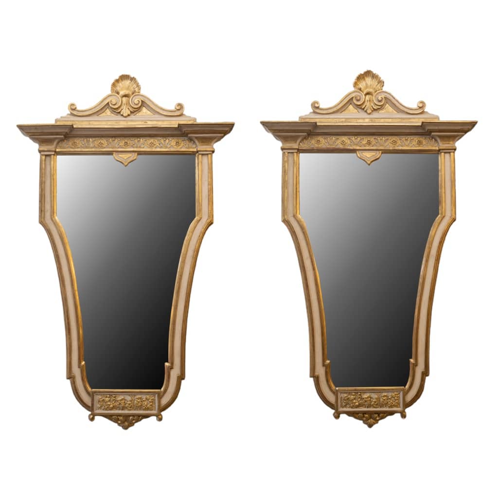 Paire de miroirs écussons du 19ème siècle. 2