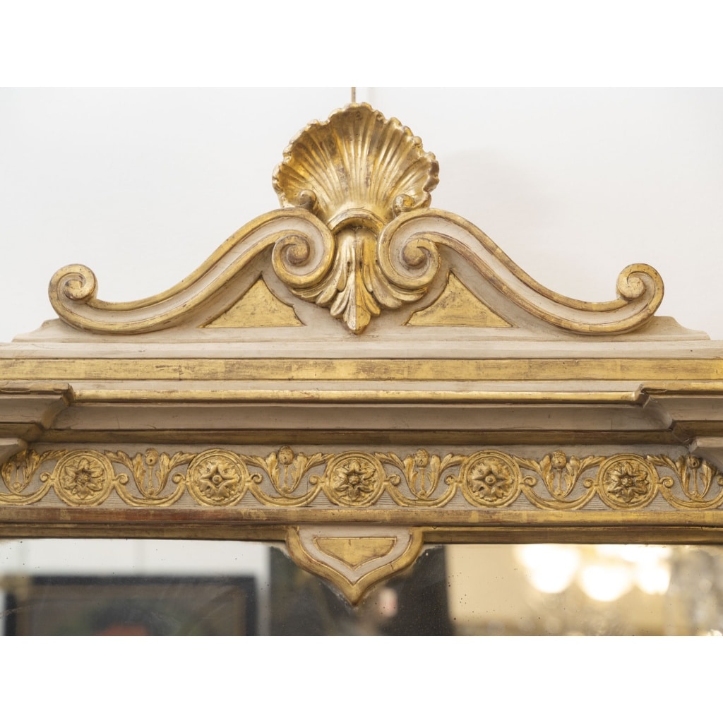 Paire de miroirs écussons du 19ème siècle. 7