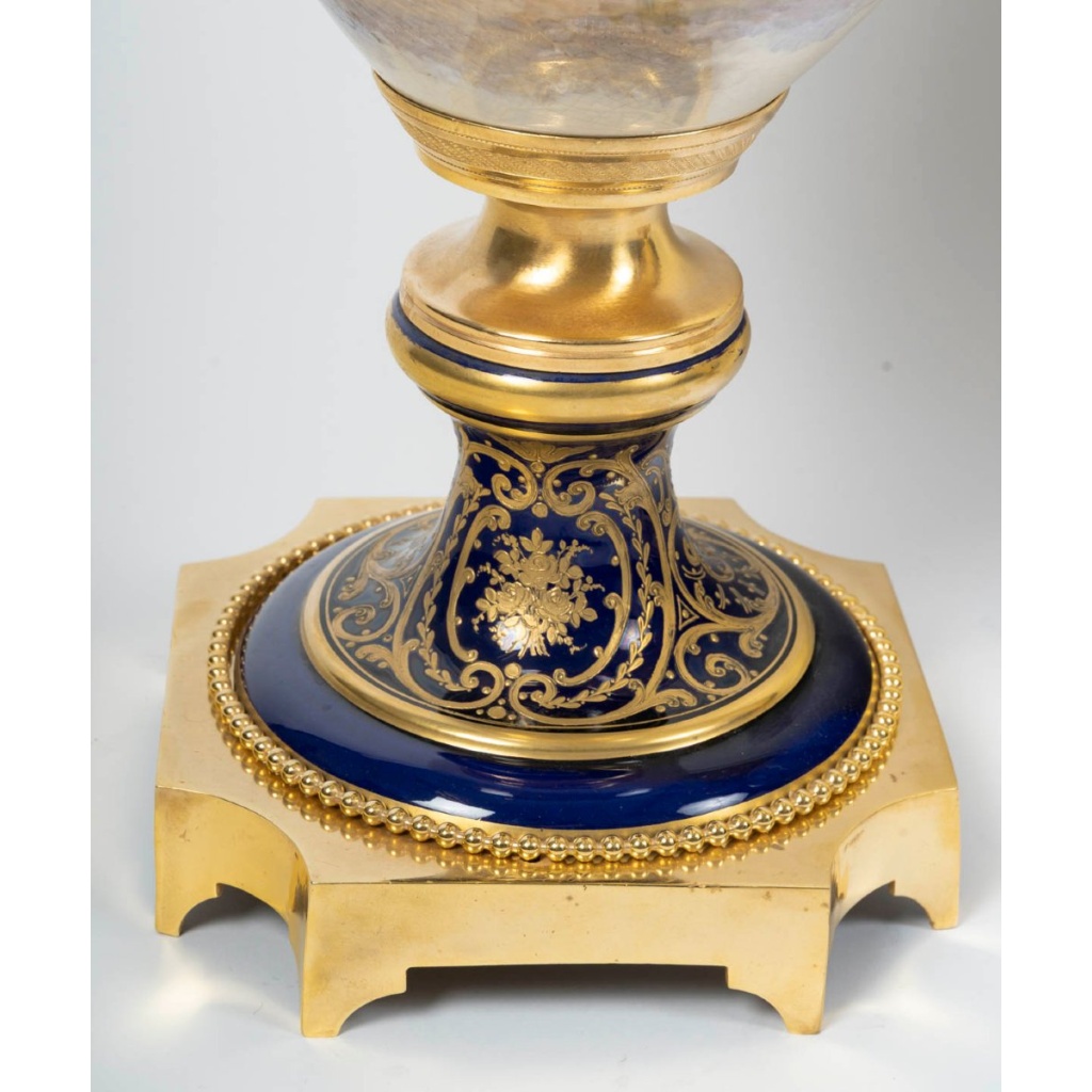 Paire de grands vases décorés avec bouquets en bronze doré – Époque Napoléon III – XIXe siècle 10