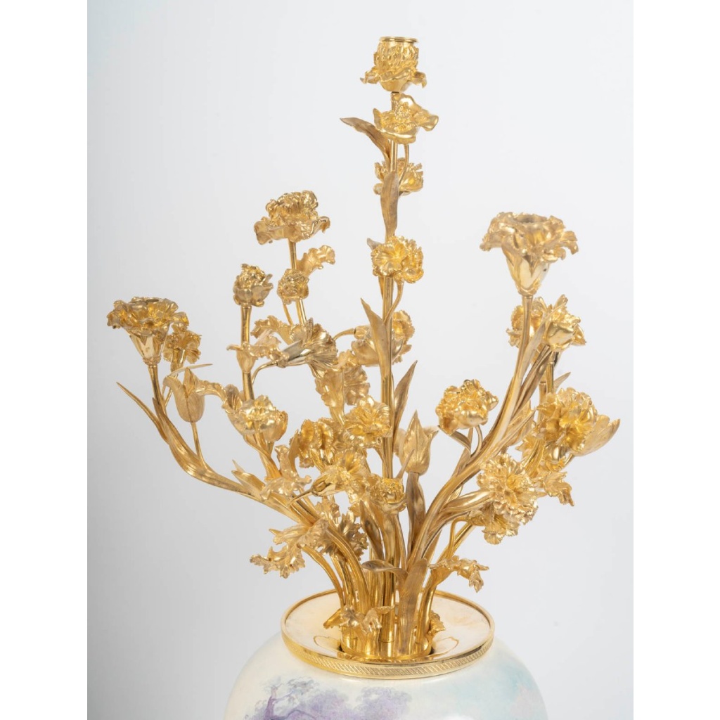 Paire de grands vases décorés avec bouquets en bronze doré – Époque Napoléon III – XIXe siècle 7