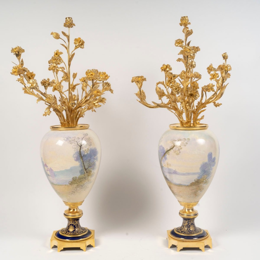 Paire de grands vases décorés avec bouquets en bronze doré – Époque Napoléon III – XIXe siècle 3