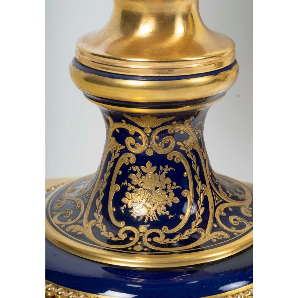 Paire de grands vases décorés avec bouquets en bronze doré – Époque Napoléon III – XIXe siècle 11