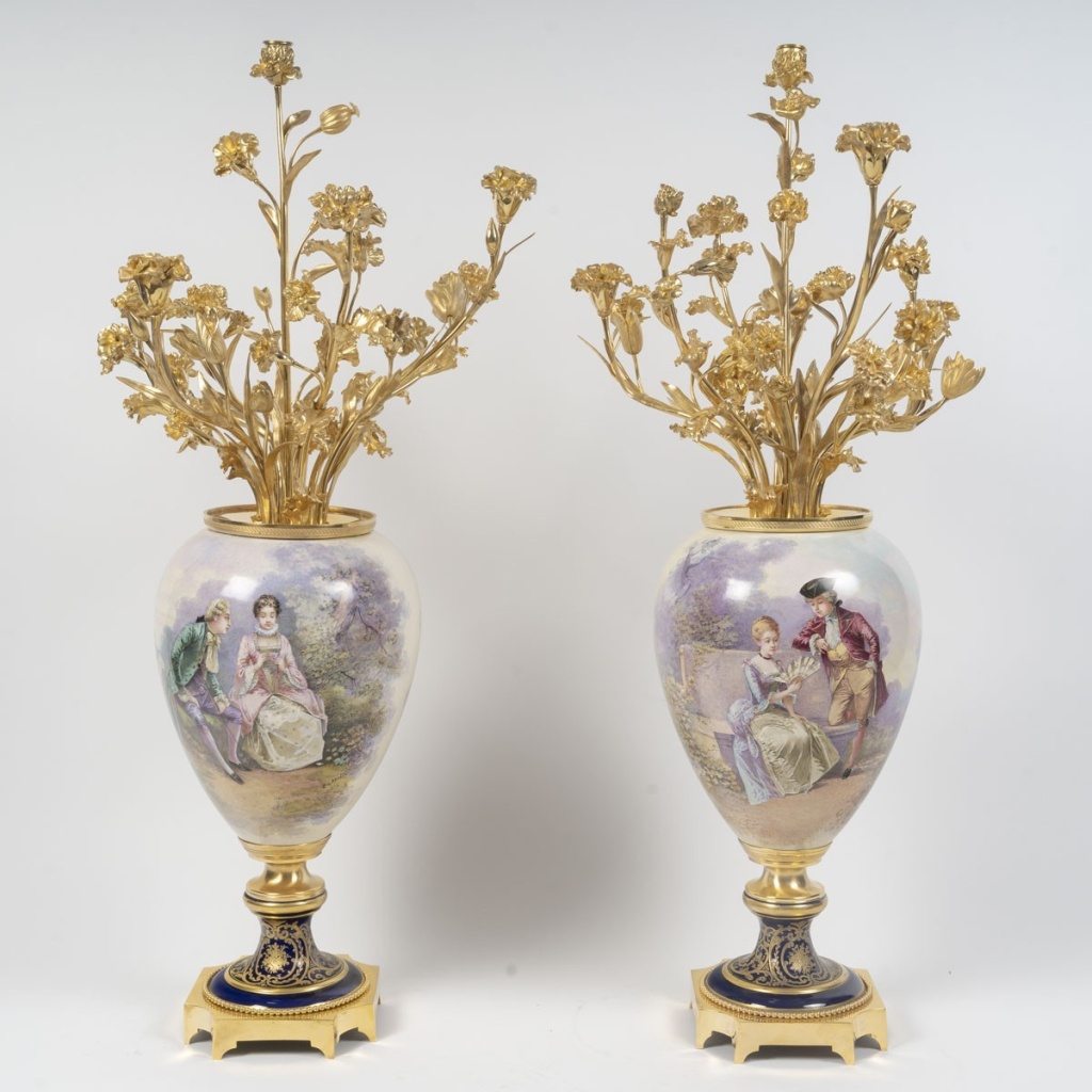 Paire de grands vases décorés avec bouquets en bronze doré – Époque Napoléon III – XIXe siècle 2