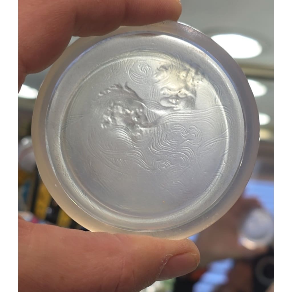 René Lalique (1860–1945) Suite exceptionnelle de cinq cendriers « Deux Zéphirs » Modèle créé en 1913 13 René Lalique (1860–1945) Suite exceptionnelle de cinq cendriers « Deux Zéphirs » Modèle créé en 1913 13