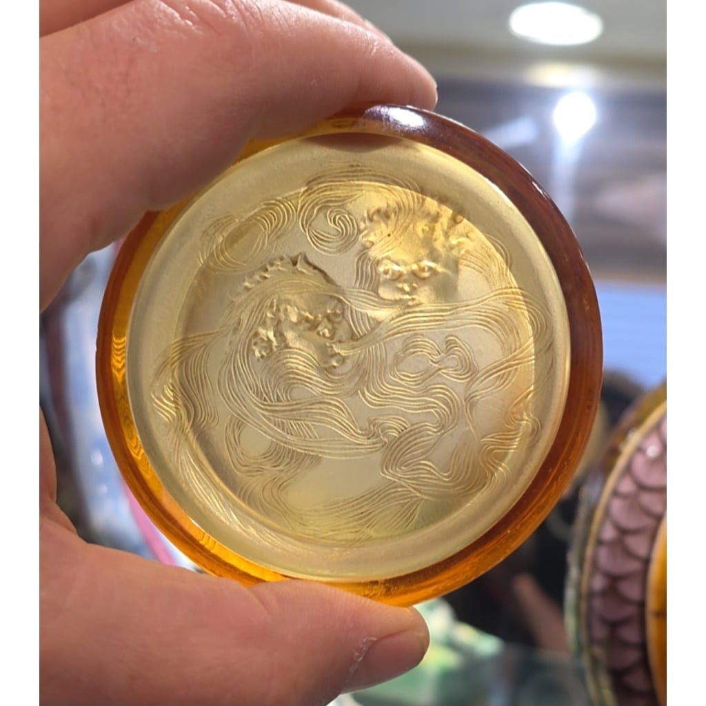 René Lalique (1860–1945) Suite exceptionnelle de cinq cendriers « Deux Zéphirs » Modèle créé en 1913 12 René Lalique (1860–1945) Suite exceptionnelle de cinq cendriers « Deux Zéphirs » Modèle créé en 1913 12