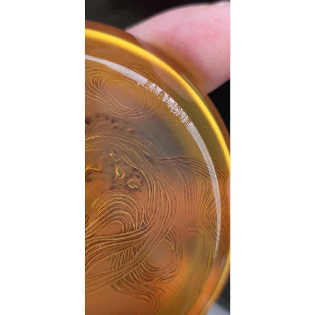 René Lalique (1860–1945) Suite exceptionnelle de cinq cendriers « Deux Zéphirs » Modèle créé en 1913 15 René Lalique (1860–1945) Suite exceptionnelle de cinq cendriers « Deux Zéphirs » Modèle créé en 1913 15