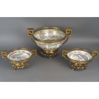 Important ensemble de trois coupes en porcelaine de Canton et bronze doré – Chine XIXᵉ – Style Napoléon III