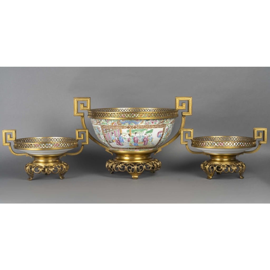 Important ensemble de trois coupes en porcelaine de Canton et bronze doré – Chine XIXᵉ – Style Napoléon III 3