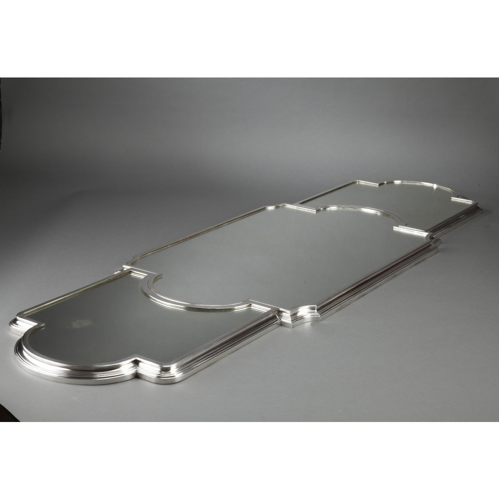 SURTOUT DE TABLE EN METAL ARGENTE dans son coffre en chêne Fin XIXe