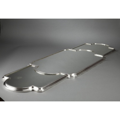 SURTOUT DE TABLE EN METAL ARGENTE dans son coffre en chêne Fin XIXe