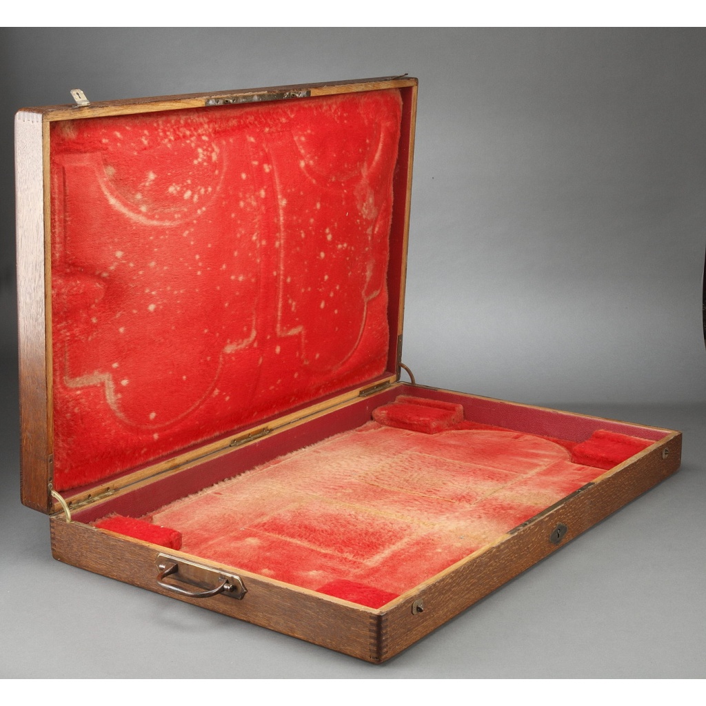 SURTOUT DE TABLE EN METAL ARGENTE dans son coffre en chêne Fin XIXe 15 SURTOUT DE TABLE EN METAL ARGENTE dans son coffre en chêne Fin XIXe 15