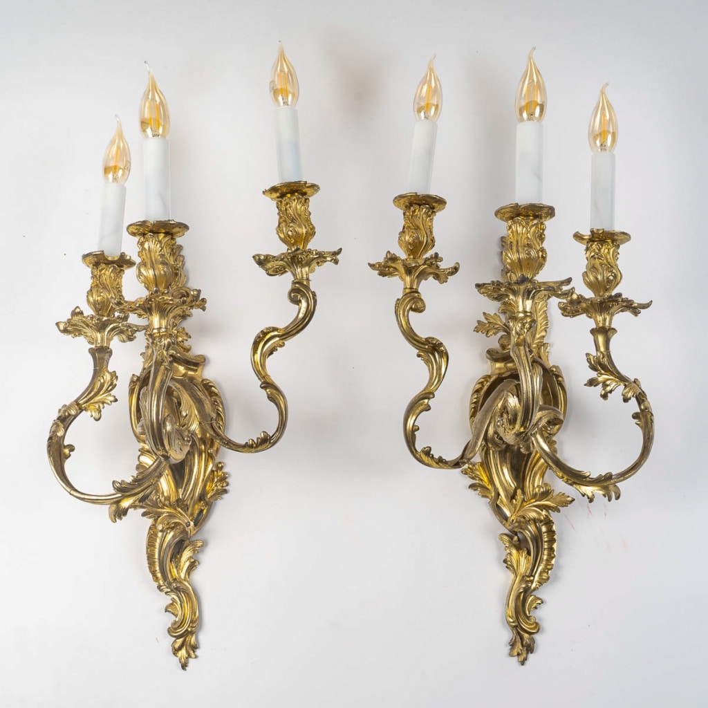 Paire de grandes appliques à trois bras de lumières de style Louis XV Rocaille en bronze doré, vers 1850 2 Paire de grandes appliques à trois bras de lumières de style Louis XV Rocaille en bronze doré, vers 1850 2