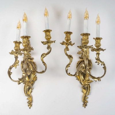 Paire de grandes appliques à trois bras de lumières de style Louis XV Rocaille en bronze doré, vers 1850 Paire de grandes appliques à trois bras de lumières de style Louis XV Rocaille en bronze doré, vers 1850