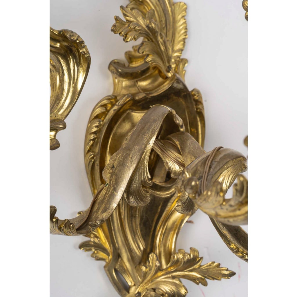 Paire de grandes appliques à trois bras de lumières de style Louis XV Rocaille en bronze doré, vers 1850 7 Paire de grandes appliques à trois bras de lumières de style Louis XV Rocaille en bronze doré, vers 1850 7