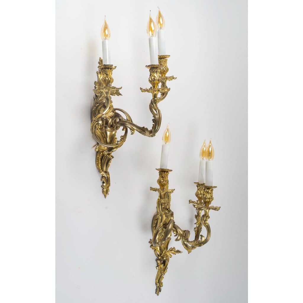 Paire de grandes appliques à trois bras de lumières de style Louis XV Rocaille en bronze doré, vers 1850 9 Paire de grandes appliques à trois bras de lumières de style Louis XV Rocaille en bronze doré, vers 1850 9