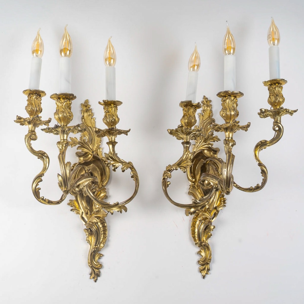Paire de grandes appliques à trois bras de lumières de style Louis XV Rocaille en bronze doré, vers 1850 10 Paire de grandes appliques à trois bras de lumières de style Louis XV Rocaille en bronze doré, vers 1850 10