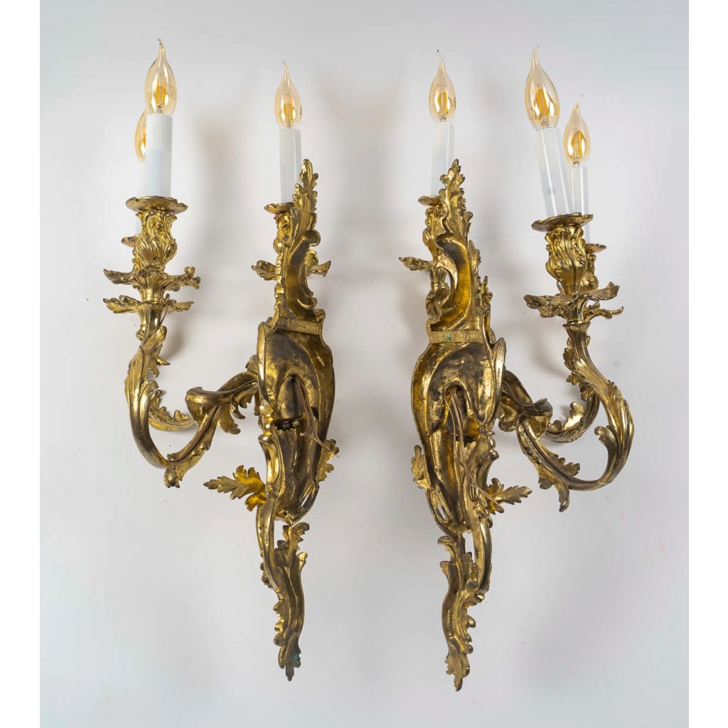 Paire de grandes appliques à trois bras de lumières de style Louis XV Rocaille en bronze doré, vers 1850 11 Paire de grandes appliques à trois bras de lumières de style Louis XV Rocaille en bronze doré, vers 1850 11