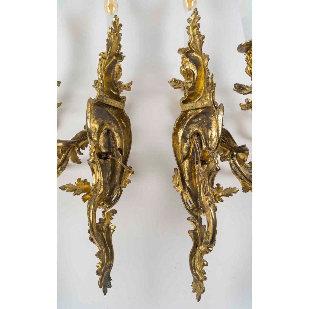 Paire de grandes appliques à trois bras de lumières de style Louis XV Rocaille en bronze doré, vers 1850 12 Paire de grandes appliques à trois bras de lumières de style Louis XV Rocaille en bronze doré, vers 1850 12