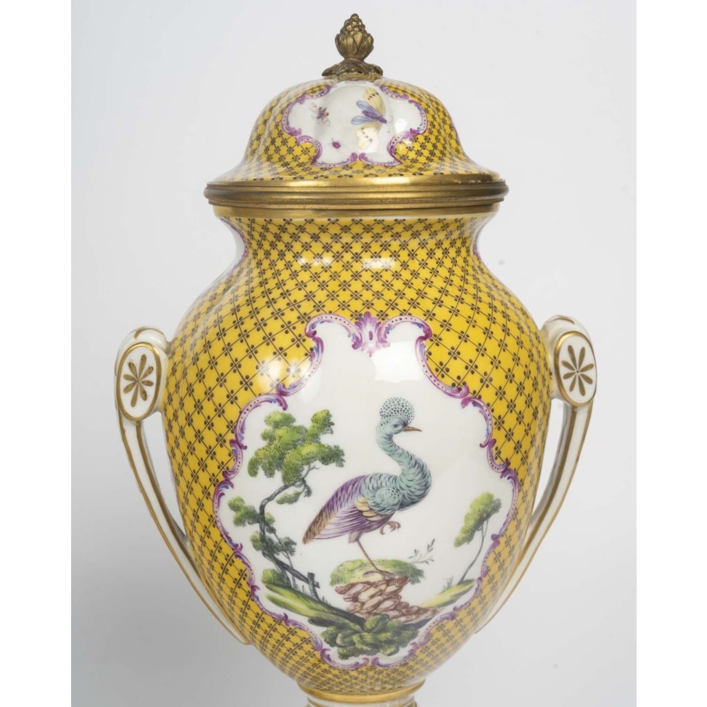 Paire de vases en porcelaine de Paris 5