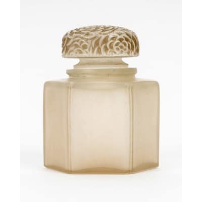 Boîte Pot à Crème « Chrysanthèmes » verre blanc patiné sépia de René LALIQUE Boîte Pot à Crème « Chrysanthèmes » verre blanc patiné sépia de René LALIQUE