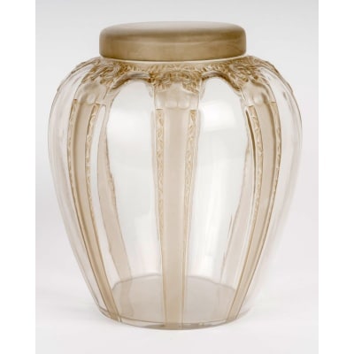 Vase Couvert « Cariatides » verre blanc patiné sépia de René LALIQUE Vase Couvert « Cariatides » verre blanc patiné sépia de René LALIQUE