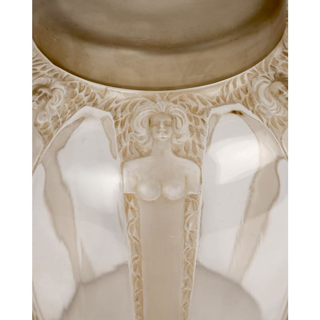 Vase Couvert « Cariatides » verre blanc patiné sépia de René LALIQUE 5