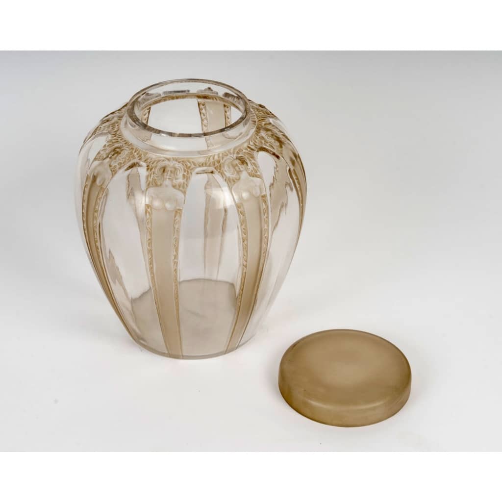 Vase Couvert « Cariatides » verre blanc patiné sépia de René LALIQUE 4