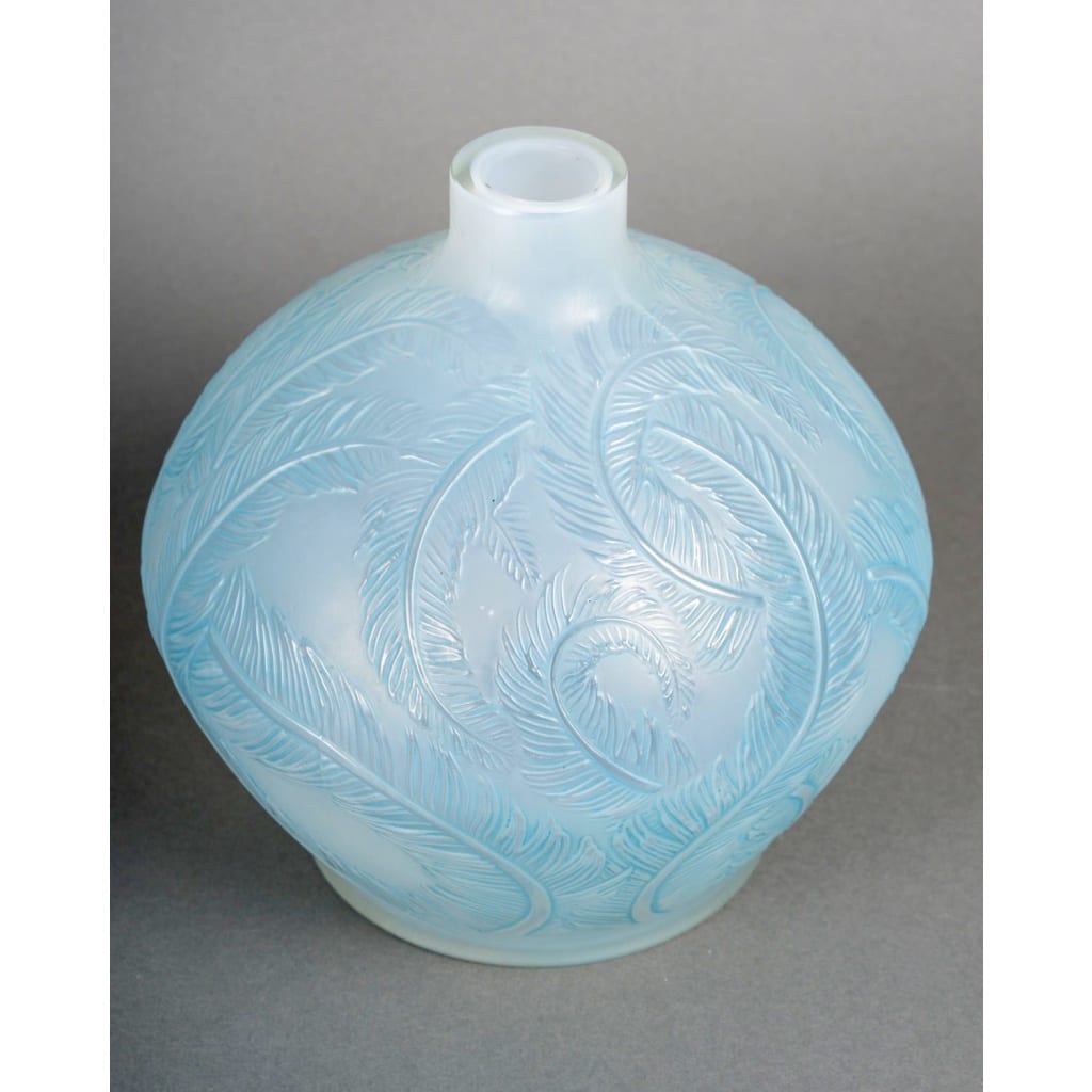 Vase « Plumes » verre opalescent patiné bleu de René LALIQUE 4