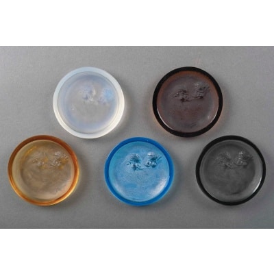 René Lalique (1860–1945) Suite exceptionnelle de cinq cendriers « Deux Zéphirs » Modèle créé en 1913 2 René Lalique (1860–1945) Suite exceptionnelle de cinq cendriers « Deux Zéphirs » Modèle créé en 1913 2