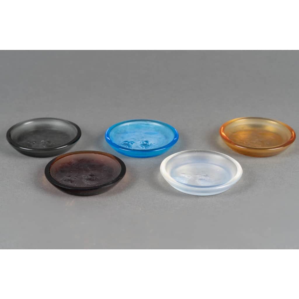 René Lalique (1860–1945) Suite exceptionnelle de cinq cendriers « Deux Zéphirs » Modèle créé en 1913 3 René Lalique (1860–1945) Suite exceptionnelle de cinq cendriers « Deux Zéphirs » Modèle créé en 1913 3