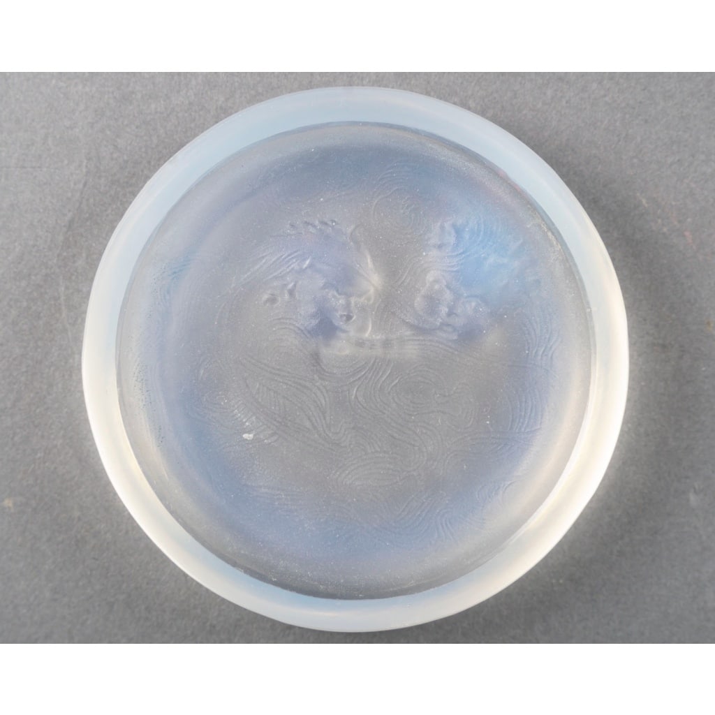 René Lalique (1860–1945) Suite exceptionnelle de cinq cendriers « Deux Zéphirs » Modèle créé en 1913 9 René Lalique (1860–1945) Suite exceptionnelle de cinq cendriers « Deux Zéphirs » Modèle créé en 1913 9