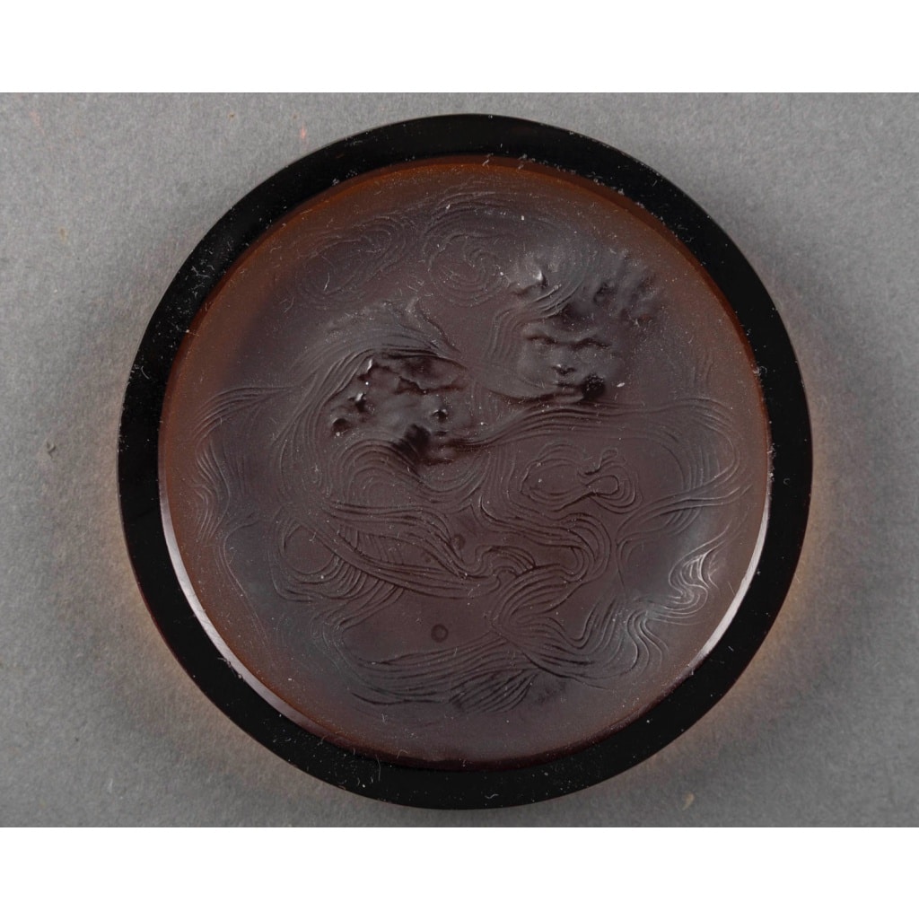 René Lalique (1860–1945) Suite exceptionnelle de cinq cendriers « Deux Zéphirs » Modèle créé en 1913 8 René Lalique (1860–1945) Suite exceptionnelle de cinq cendriers « Deux Zéphirs » Modèle créé en 1913 8