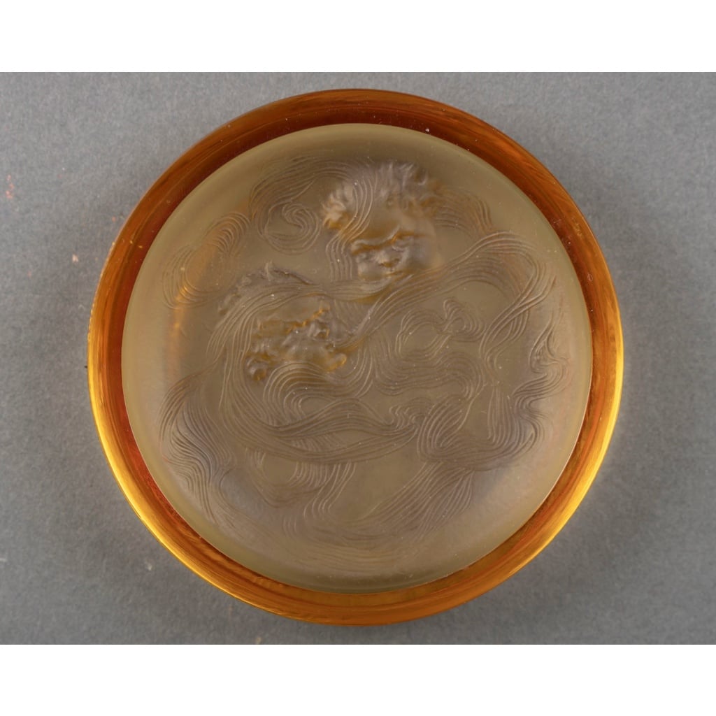 René Lalique (1860–1945) Suite exceptionnelle de cinq cendriers « Deux Zéphirs » Modèle créé en 1913 7 René Lalique (1860–1945) Suite exceptionnelle de cinq cendriers « Deux Zéphirs » Modèle créé en 1913 7