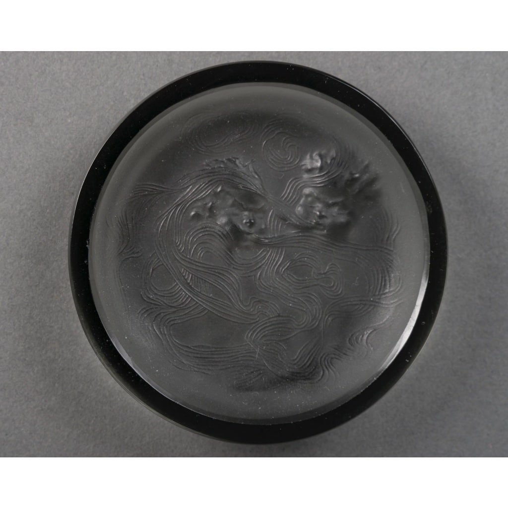 René Lalique (1860–1945) Suite exceptionnelle de cinq cendriers « Deux Zéphirs » Modèle créé en 1913 5 René Lalique (1860–1945) Suite exceptionnelle de cinq cendriers « Deux Zéphirs » Modèle créé en 1913 5