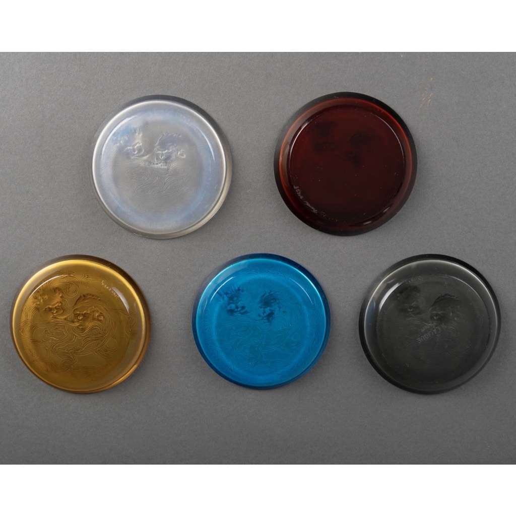 René Lalique (1860–1945) Suite exceptionnelle de cinq cendriers « Deux Zéphirs » Modèle créé en 1913 4 René Lalique (1860–1945) Suite exceptionnelle de cinq cendriers « Deux Zéphirs » Modèle créé en 1913 4