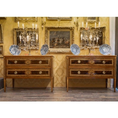 Paire de commodes italiennes à l’effigie de Louis XVIII, Vérone vers 1795 2 Paire de commodes italiennes à l’effigie de Louis XVIII, Vérone vers 1795 2