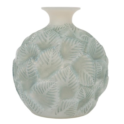 1926 René Lalique – Vase Ormeaux Opalescent