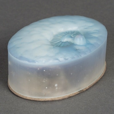 Boîte « Corail Rouge » – « La Perle Noire » verre opalescent de René LALIQUE pour Forvil Boîte « Corail Rouge » – « La Perle Noire » verre opalescent de René LALIQUE pour Forvil